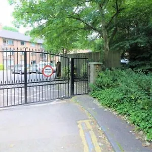 Large 3 Bedroom In Gated Development , London United Kingdom